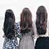 три девушки с распушенными волосами, стоят спиной